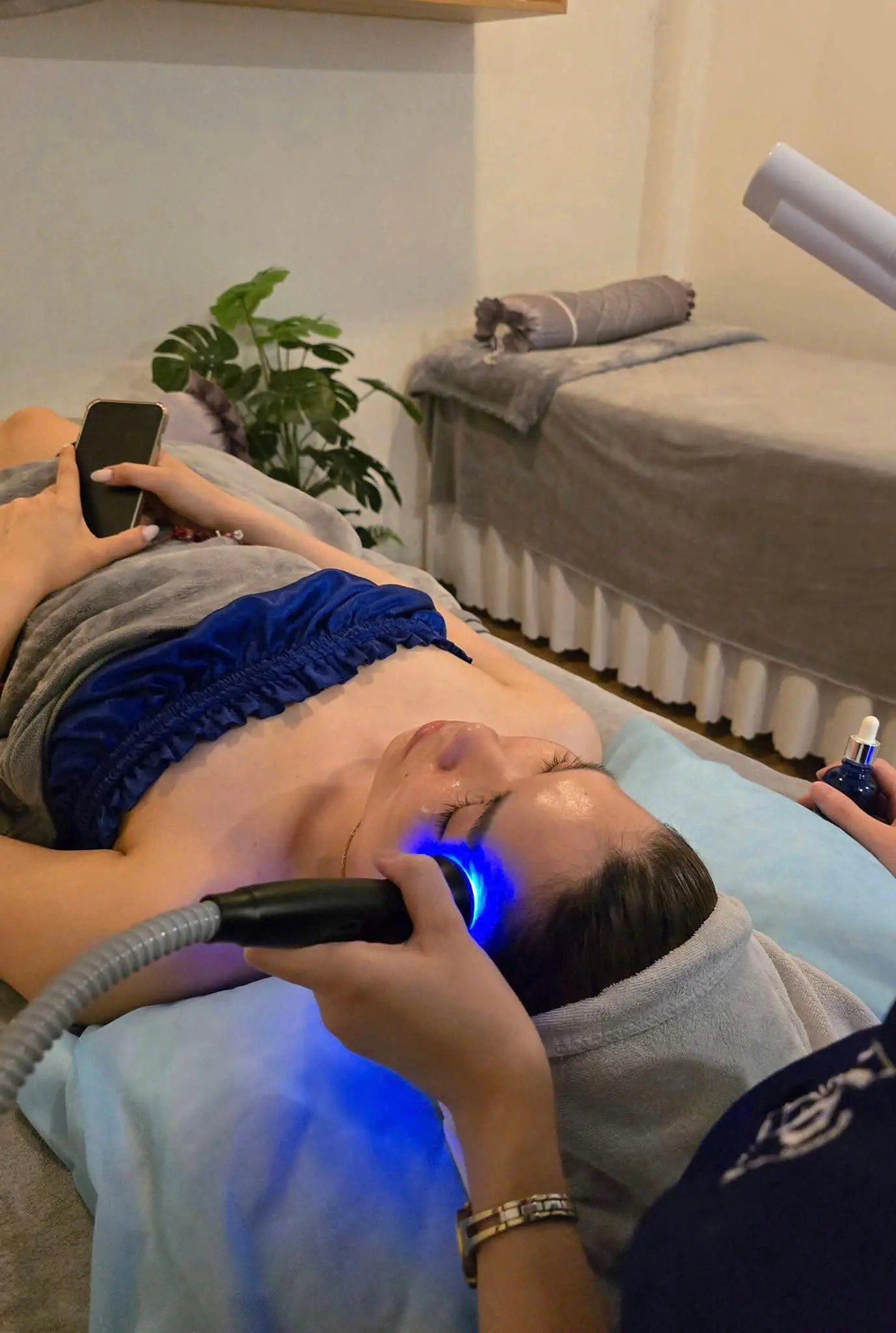 bằng cách di chuyển một vật chỉ thị